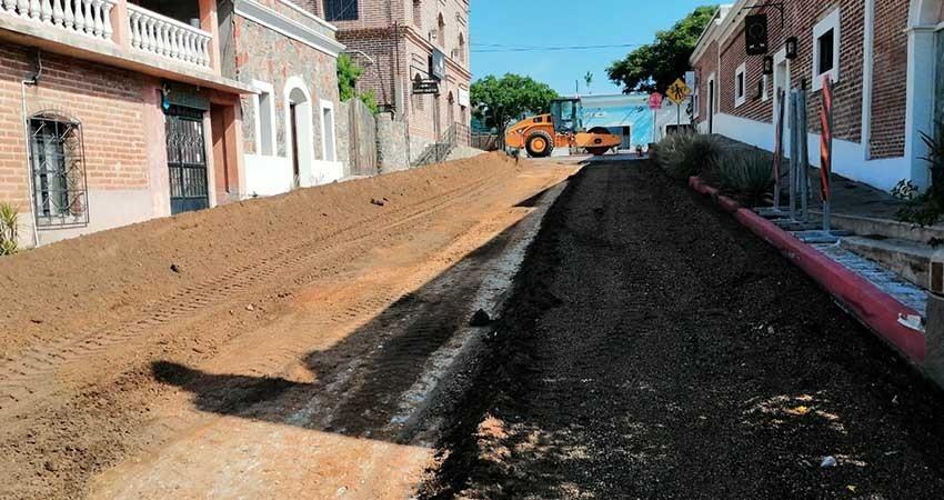 Inicia reencarpetado de calle topete en Todos Santos
