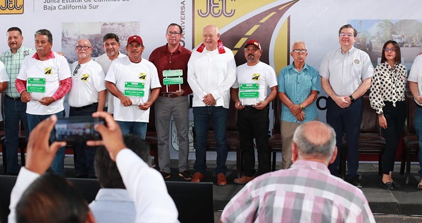 Reconoce gobernador Castro Cosío, labor de los camineros en su día