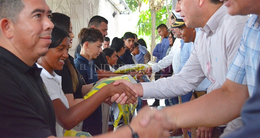Entrega mesa de seguridad uniformes a jóvenes que se disputarán en torneo de fútbol la copa “PAZifica”