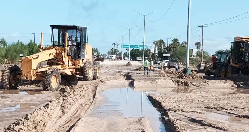Inician labores de limpieza y reconstrucción de vialidades, tras impacto de “Norma”