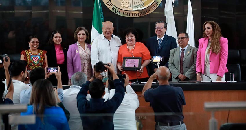 Asiste gobernador Castro Cosío a entrega de medalla “María Dionisia Villarino” a Liliana Edith Lyle Fritch