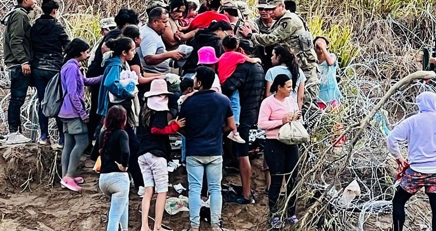 Migrantes derriban a la Guardia Nacional y el cerco de púas en la frontera de México-EE.UU. Migrantes derriban a la Guardia Nacional y el cerco de púas en la frontera de México-EE.UU.