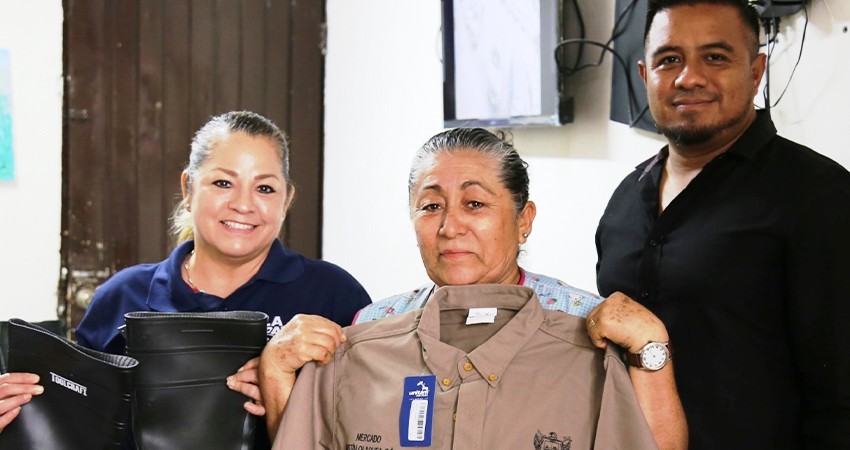 Recibe personal de los mercados municipales uniformes y herramientas de trabajo