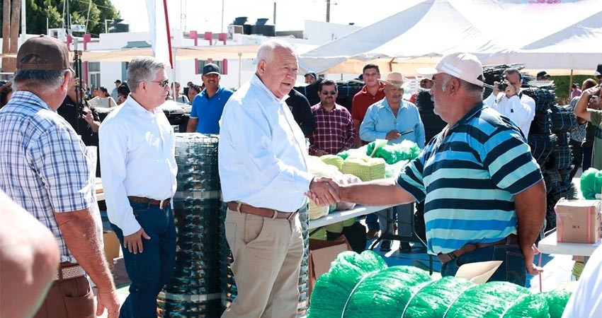 Entrega gobernador Castro Cosío apoyos pesqueros y acuícolas en Comondú