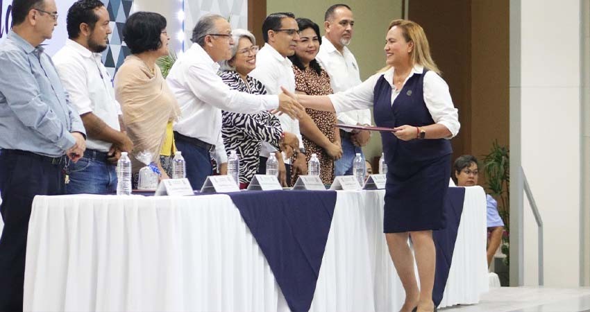 UABCS reconoce trayectoria de trabajo de su personal administrativo