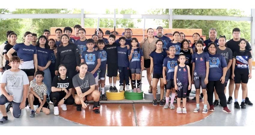 Entregan material deportivo a atletas de levantamiento de pesas de La Paz