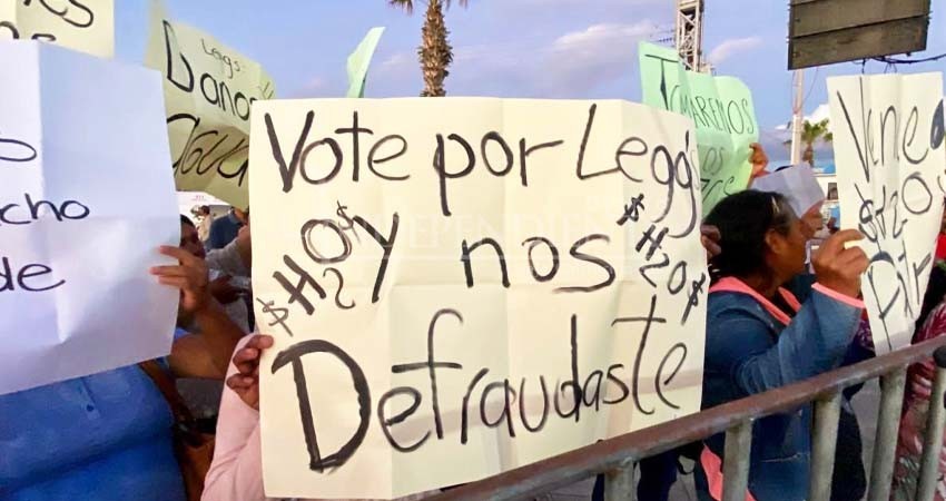 "Vote por Leggs y nos defraudó"; entre protestas el 2do Informe de Gobierno en Los Cabos "Vote por Leggs y nos defraudó"; entre protestas el 2do Informe de Gobierno en Los Cabos