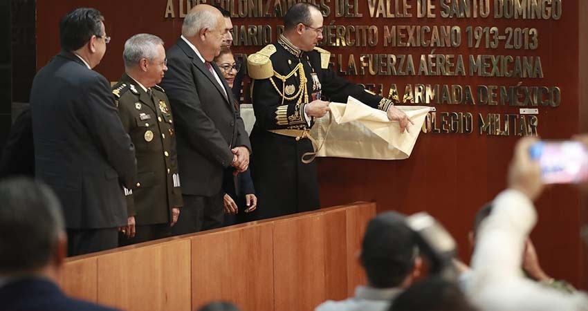 Encabeza gobernador VCC inscripción en letras doradas de “2023, Año del Bicentenario del Heroico Colegio Militar”