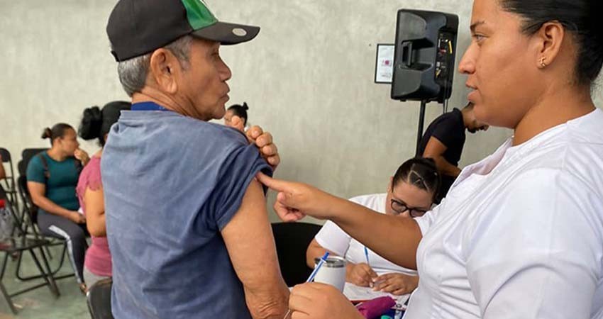 Jurisdicción sanitaria Los Cabos acercó vacunación covid a adultos mayores de la colonia El Caribe