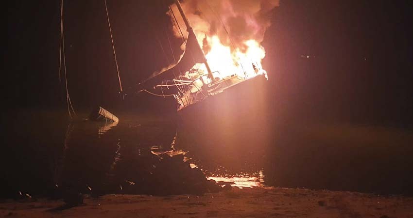 Abren carpeta de investigación por un delito ambiental derivado del incendio de una embarcación en La Paz