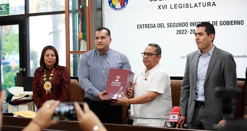 Entrega Castro Cosío la glosa de su segundo informe de labores al Congreso de BCS