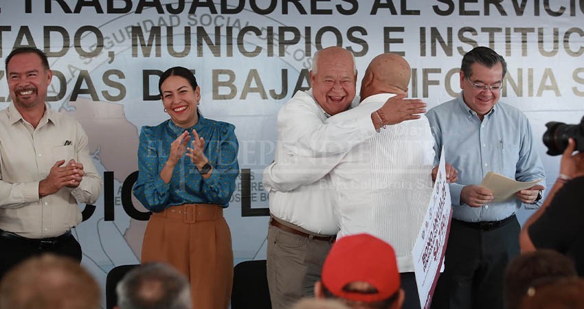 Encabeza el gobernador Castro Cosío la entrega de bono anual a jubilados y pensionados