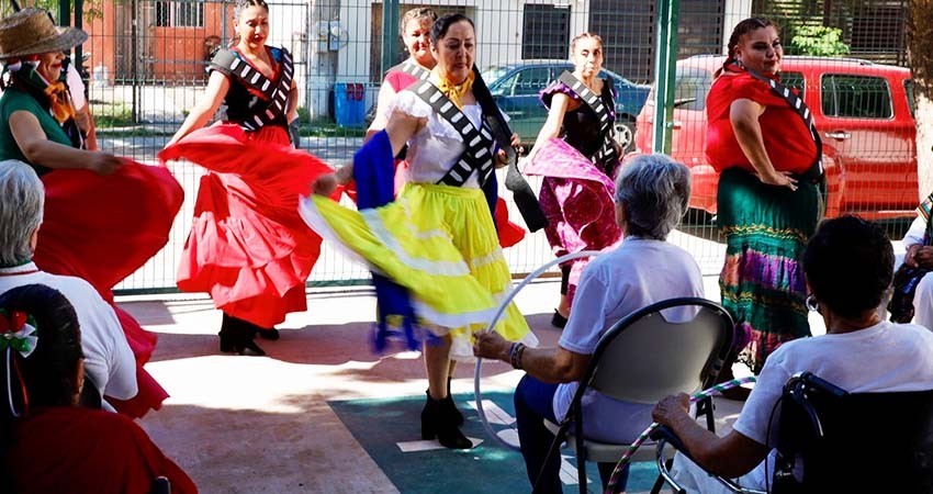 Celebran usuarios de la Casita de Día Santa Fe el Día de la Revolución