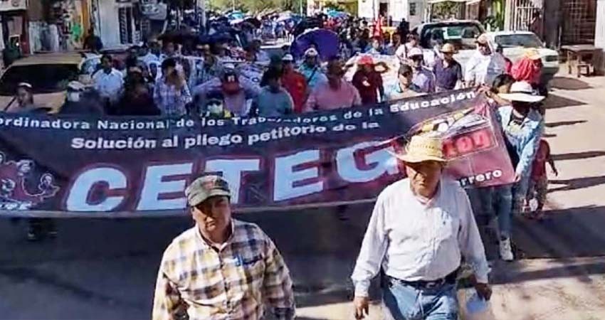 Maestros irrumpen en CRIT y frustran visita de AMLO Maestros irrumpen en CRIT y frustran visita de AMLO