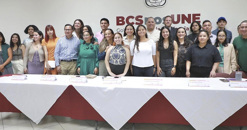 Reitera la alcaldesa de La Paz su apoyo al desarrollo profesional de los jóvenes