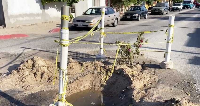 Inicia OOMSAPAS La Paz reparación de fuga de agua en las calles de Carranza y Cuauhtémoc