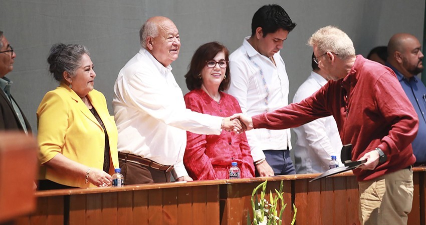 Reconoce Castro Cosío trayectoria de trabajadores del COBACH en BCS