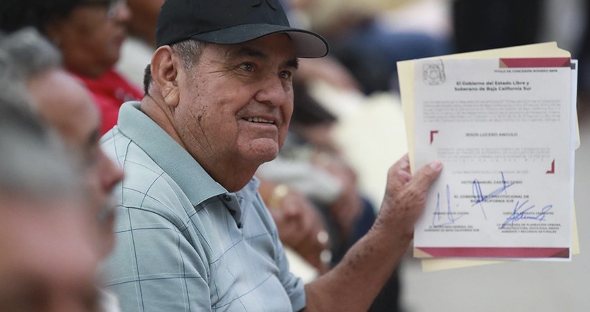 Entrega gobernador Castro Cosío 180 títulos a concesionarios del transporte público de La Paz