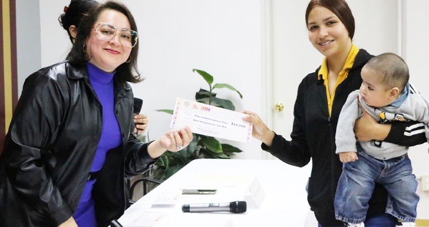Entrega IMM 34 apoyos económicos del Programa Madres Jóvenes Estudiantes