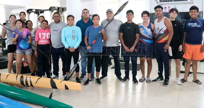 Entregan material deportivo a atletas paceños de canotaje