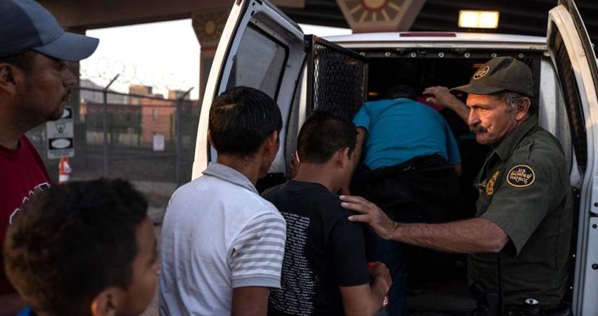 Gobernador texano firma ley que permite detener y expulsar migrantes a México Gobernador texano firma ley que permite detener y expulsar migrantes a México