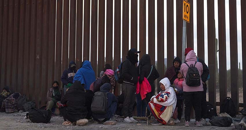 Presentan demanda contra ley de Texas que permite expulsar migrantes Presentan demanda contra ley de Texas que permite expulsar migrantes