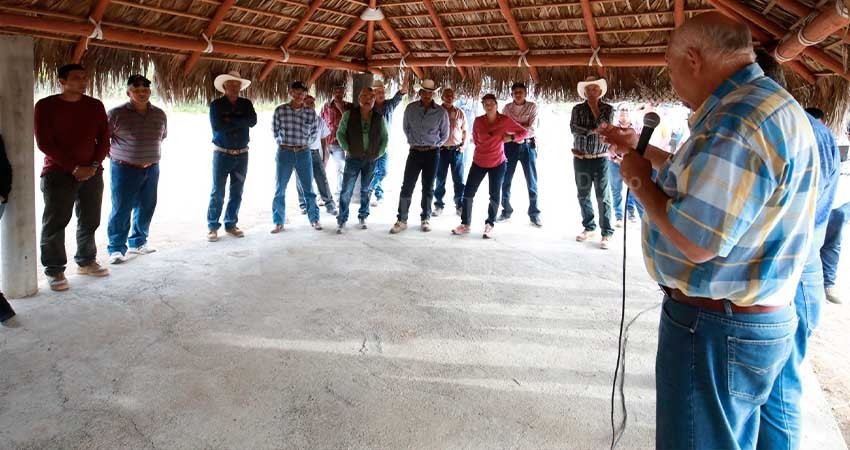 Visita gobernador Víctor Castro zonas rurales de La Paz