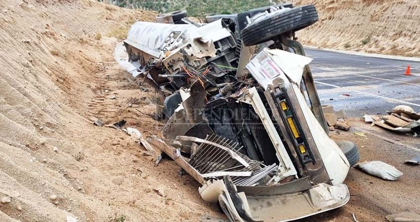 Muere un hombre, por volcadura de pipa en carretera CSL - Todos Santos