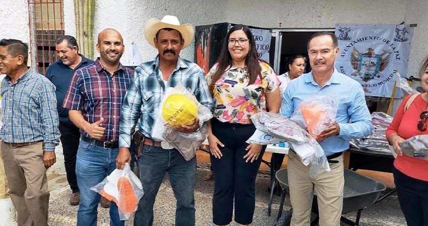 Entregan uniformes y material operativo a personal del rastro de La Paz