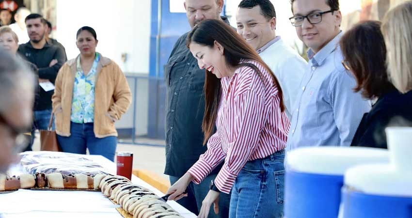 Comparte la alcaldesa de La Paz la tradicional Rosca de Reyes con empleados del municipio