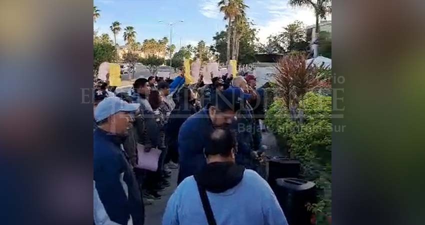 Se manifiestan trabajadores de Hyatt Ziva, por despidos injustificados Se manifiestan trabajadores de Hyatt Ziva, por despidos injustificados