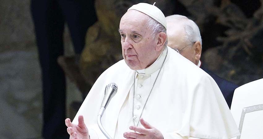 El Papa Francisco defiende la bendición de parejas homosexuales y dice que no piensa en una renuncia El Papa Francisco defiende la bendición de parejas homosexuales y dice que no piensa en una renuncia