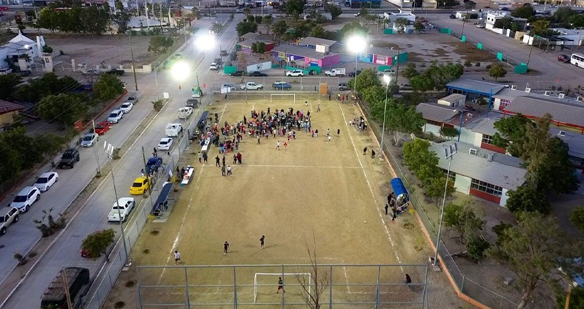 Ayuntamiento de La Paz rehabilita el campo deportivo de Chametla