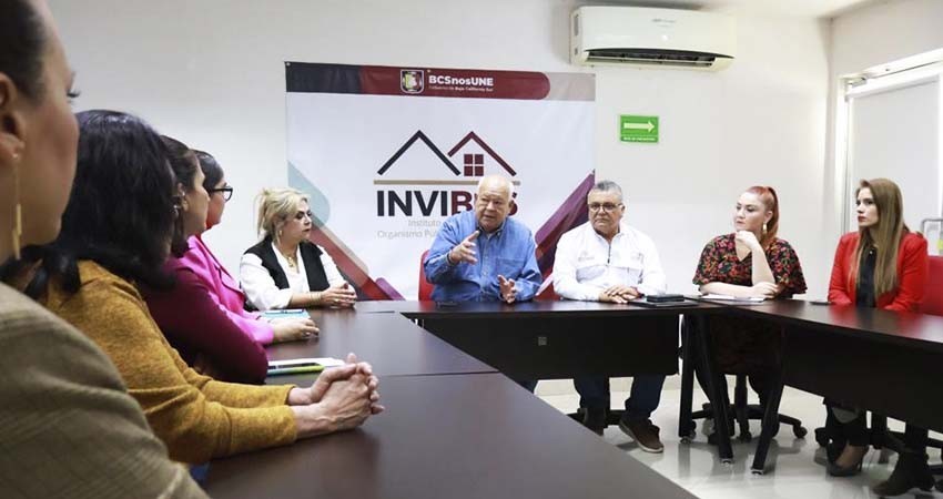 Gobernador se reúne con personal de INVI con miras de mejorar el servicio