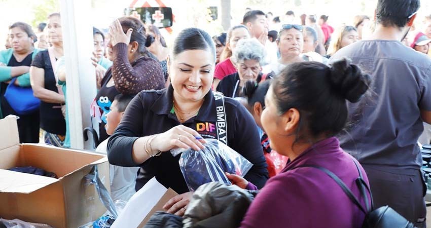 Entrega DIF La Paz apoyos a familias de El Pescadero