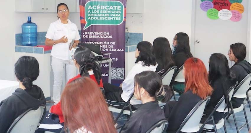 Sensibiliza salud a jóvenes de bachillerato sobre el uso correcto del preservativo