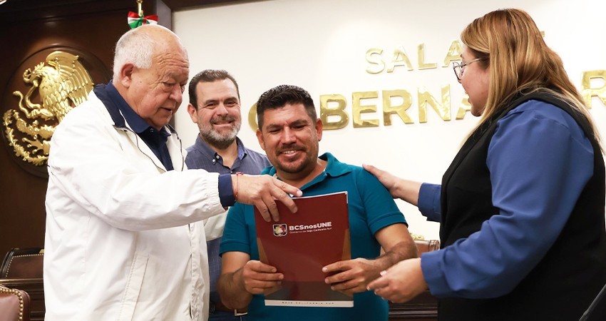 Entrega gobierno del estado títulos de propiedad a familias de La Paz