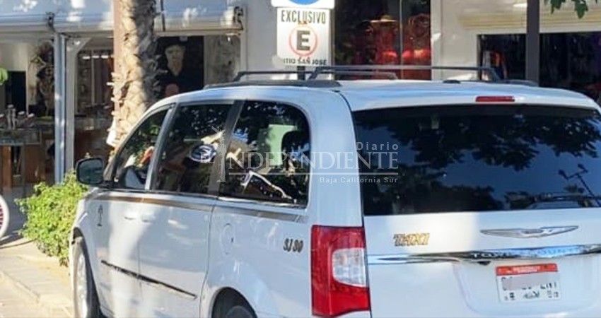 Agremiados acusan a trabajadores de hoteles de Los Cabos de hacer negocios con "taxis piratas" Agremiados acusan a trabajadores de hoteles de Los Cabos de hacer negocios con "taxis piratas"