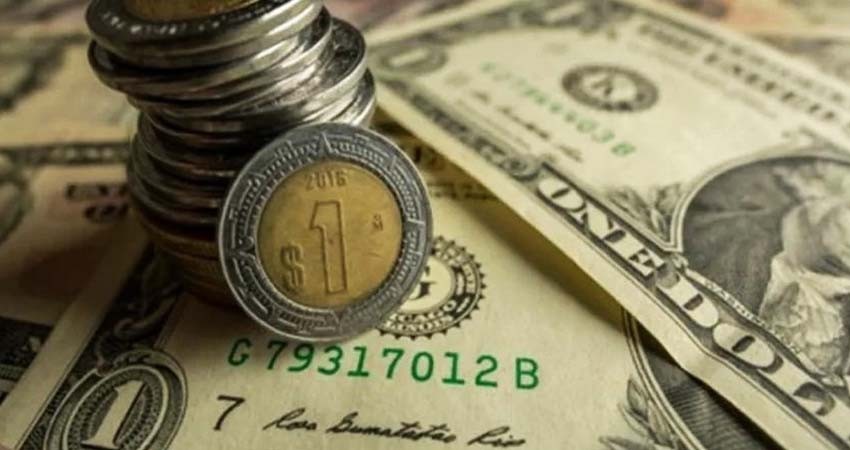 Peso gana y regresa a niveles de agosto debajo de 17 por dólar