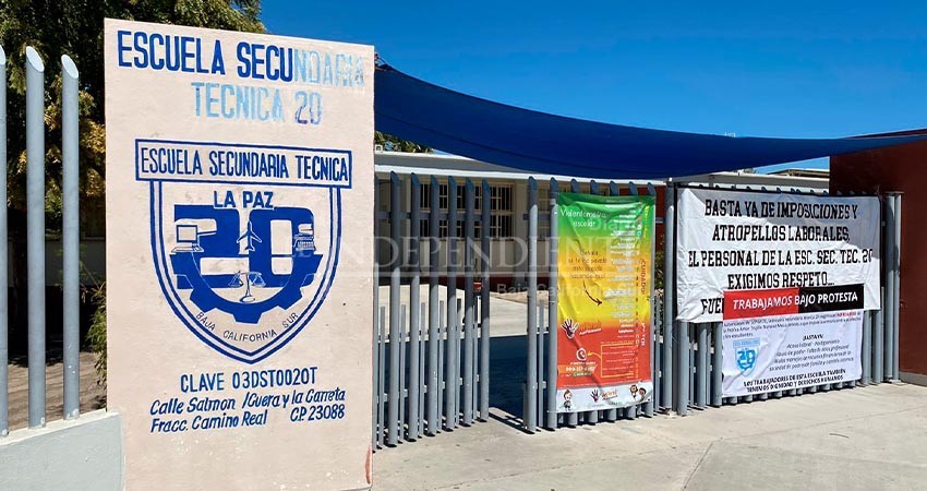 Docentes de la Secundaria Técnica 20 protestan contra el regreso de exdirectora