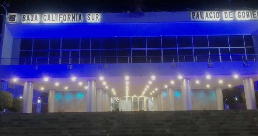 Se ilumina de azul palacio de gobierno por día de concienciación sobre el autismo