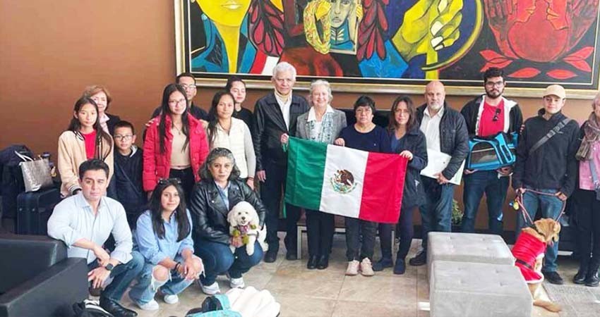 Personal diplomático mexicano vuelve al país tras rompimiento de relaciones con Ecuador