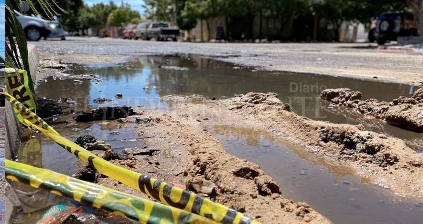 “Nadie nos atiende”: Vecinos de colonia Centro tienen 6 días reportando una fuga de agua
