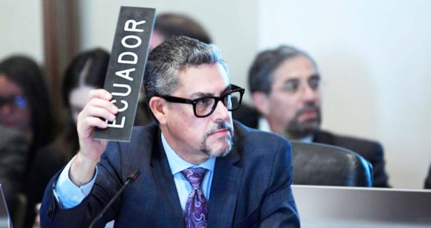 Ecuador rechaza condena de la OEA, pero se abre a reconstruir confianza con México