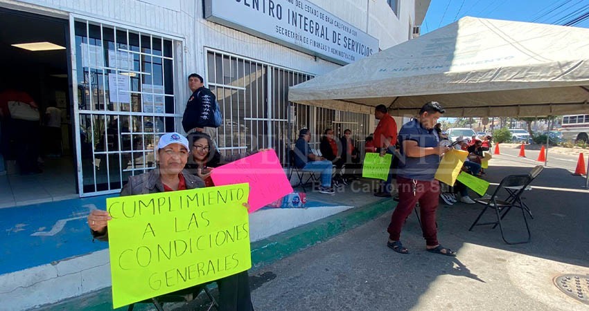 En Los Cabos también se manifestó la base sindical de trabajadores del Estado, por una mejora en sus sueldos En Los Cabos también se manifestó la base sindical de trabajadores del Estado, por una mejora en sus sueldos