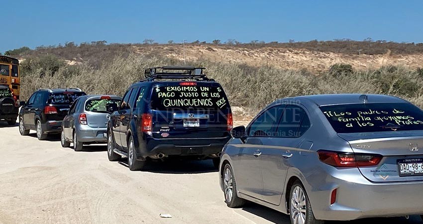 Con gallo vehicular, docentes exigen el total de pago de sus quinquenios Con gallo vehicular, docentes exigen el total de pago de sus quinquenios