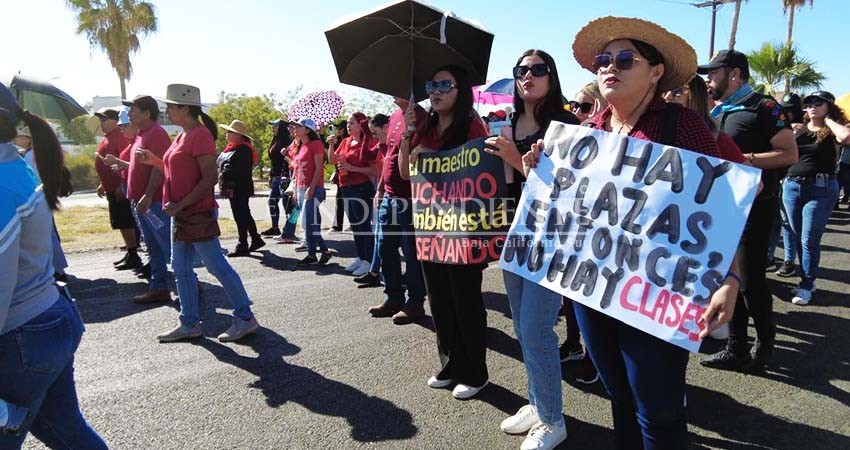 De nuevo. Trabajadores de la educación de Los Cabos marchan para exigir pago de quinquenios De nuevo. Trabajadores de la educación de Los Cabos marchan para exigir pago de quinquenios