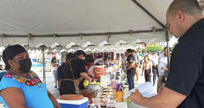 Con una gran exposición realizan el Primer Concurso del Platillo con base en el mole