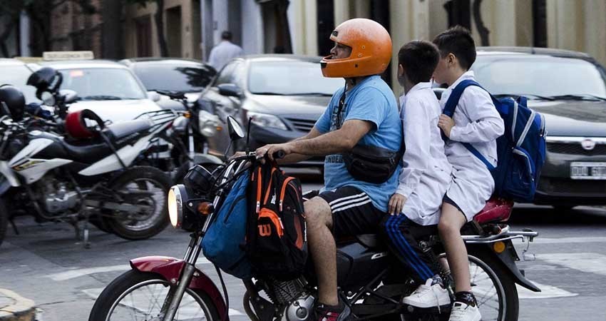 Diputados aprueban reforma que prohíbe viajar en moto a menores de 12 años