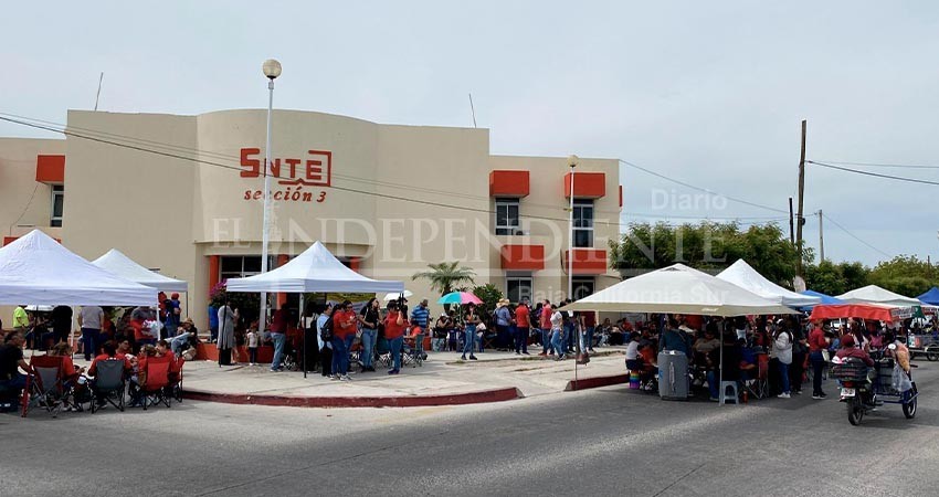 Persiste el paro laboral en la docencia sudcaliforniana; el plantón ahora en el SNTE